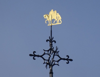 909579 Afbeelding van de windwijzer met St. Maarten te paard en de bedelaar op de spits van de Domtoren te Utrecht.